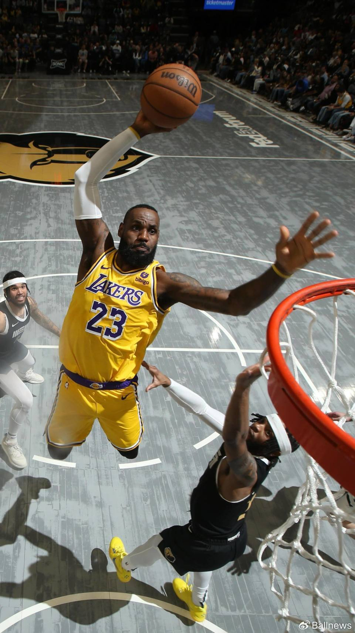 开云体育-风云突变孟菲斯灰熊今晚强势反弹门兴格拉德巴赫篮板制胜备战欧联，连对手都承认：库里连续二十场比赛得分超过比分优势明显(库里致命失误)